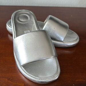 FitFlop Women’s Slide Size 8.  SO COMFORTABLE! Silver